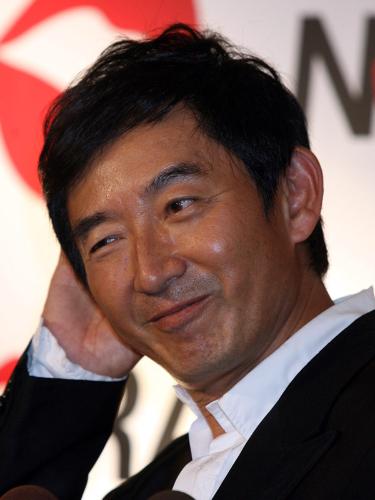 【画像・写真】石田純一　美女と路上添い寝を“弁解”