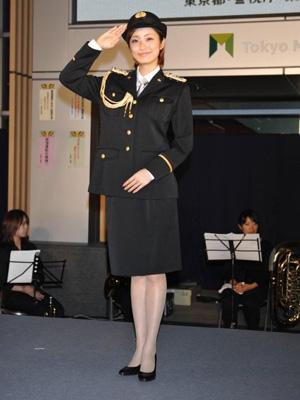 【画像・写真】上戸彩　警察制服姿で“飲酒運転ダメ”