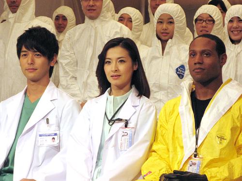 【画像・写真】妻夫木主演「感染列島」記者にも防護服配布