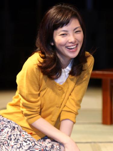 舞台「思い出トランプ」のゲネプロ後に笑顔を見せる主演の田中麗奈