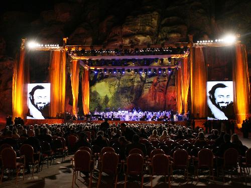 ヨルダン南部のペトラ遺跡で行われたパバロッティ氏の追悼コンサート