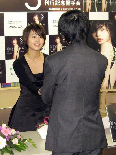 【画像・写真】堀北真希　大胆写真集イベントで千人と握手