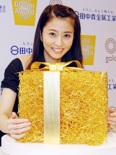 ２億円相当の純金のオブジェを前にポーズを取る小林麻央