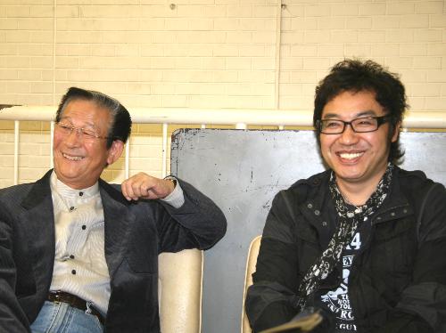 「爆笑街道まっしぐら」について大いに語る小松政夫（左）とコロッケ