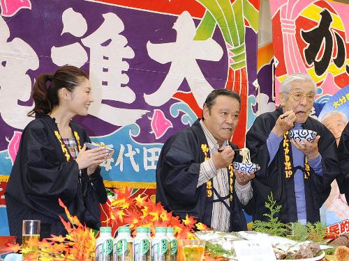 映画「釣りバカ日誌１９」の宣伝イベントで、作品の舞台となった大分の料理を味わう（左から）常盤貴子、西田敏行、三国連太郎