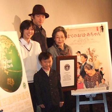 映画「ぼくのおばあちゃん」の公式上映会に出席した左より左まわりで、吉原拓弥（子役）、伊澤柾樹（子役）、菅井きん、榊英雄監督