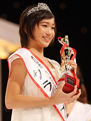 グランプリを受賞しトロフィーを手に笑顔を見せる高田光莉