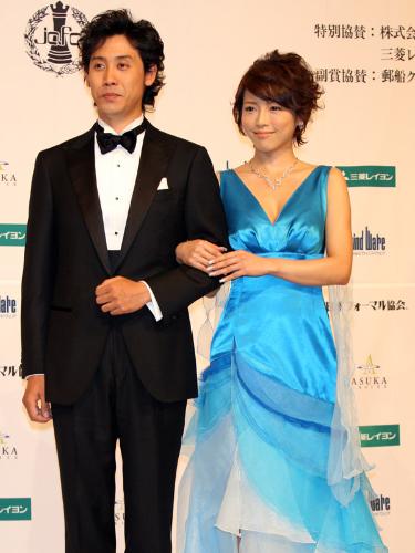 ベストフォーマリスト賞の授賞式に出席した大泉洋と釈由美子