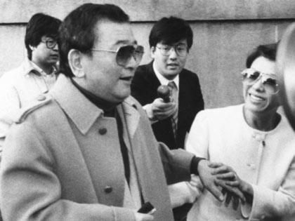 ８５年１２月、「正月を自宅で」と一時退院した永井さん。右はシズ子夫人（当時）