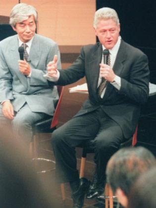 市民と対話交流するクリントン米大統領（当時）の左で司会を務める筑紫さん＝９８年１１月
