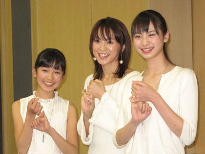「約束」の意味の手話を披露する左から松嶋友貴奈、鈴木亜美、山下リオ