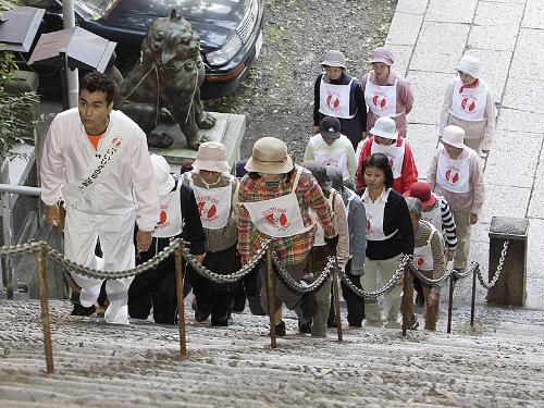 【画像・写真】“いいひざ団長”石原良純　余裕の階段上り