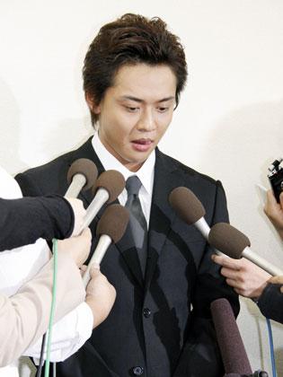 警察から釈放され、記者の質問に答える俳優の石垣佑磨容疑者