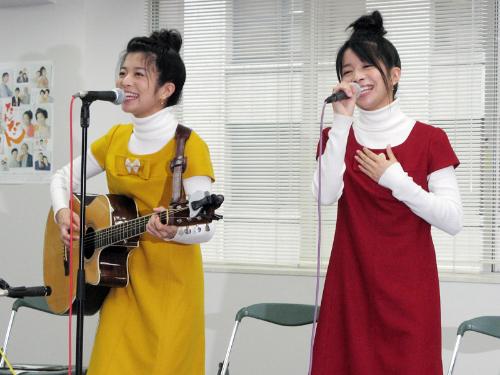 ＮＨＫ連続テレビ小説「だんだん」のイベントで歌を披露した三倉茉奈・佳奈