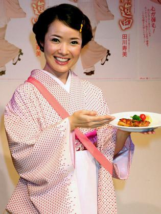 新曲「愛情行進曲」の発売記念イベントで愛情料理を披露する田川寿美