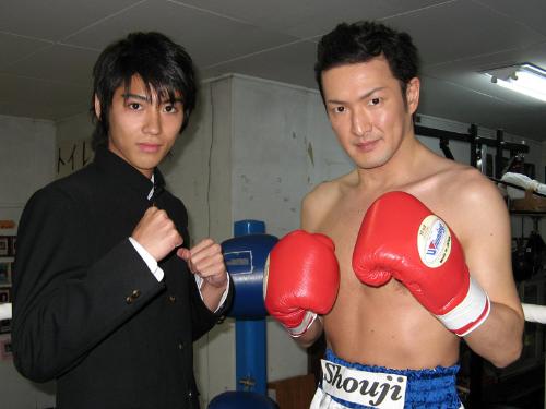 鳥取県米子市内のボクシングジムで撮影を開始したボクサー役の中村獅童（右）と、そのボクサーから人生を学ぶ高校生役の賀来賢人