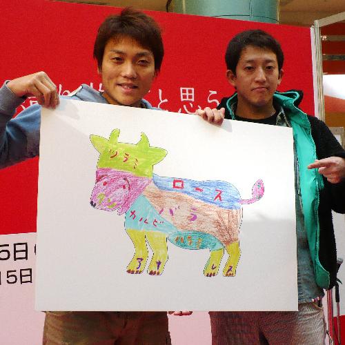 直筆の牛の絵を披露するサバンナ八木真澄（左）と高橋茂雄