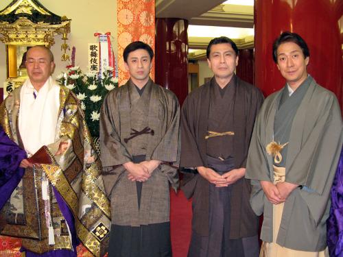成功祈願を終え三好照生管主（しょうじょうかんす、左）と並ぶ（左から）市川染五郎、松本幸四郎、中村福助