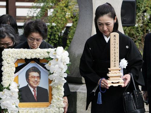 作曲家の遠藤実の葬儀で悲嘆にくれる長女・由美子さん（右）
