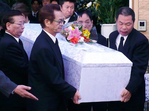 【画像・写真】若井はやとさん告別式　思い出話で送り出す