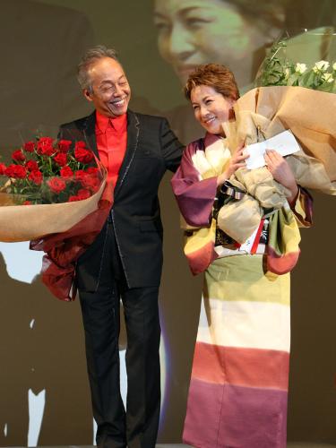 谷村新司は還暦祝賀会で孝子夫人とともに花束を受け取る
