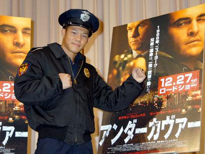 米映画「アンダーカヴァー」の公開記念イベントで警察官に扮した亀田興毅選手