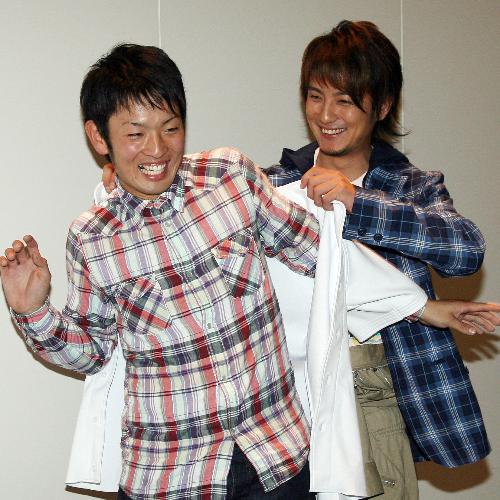 フジドラマ「上地雄輔物語」（仮）の主役に選ばれた吉田雄樹さん（左）は上地からユニホームを着させられ笑顔