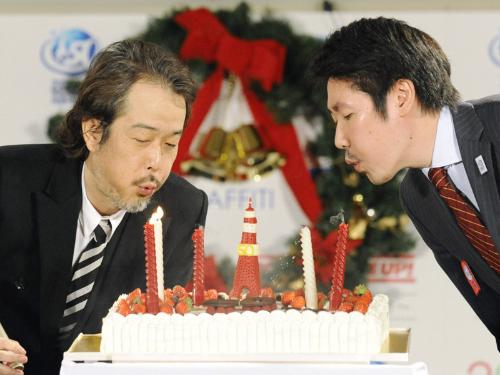 満５０歳になった東京タワーのイベントで、特注アニバーサリーケーキのろうそくを吹き消すリリー・フランキーさん（左）と日本電波塔の前田伸社長