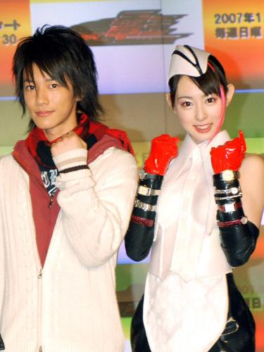 熱愛が発覚した佐藤健（左）と秋山莉奈。「仮面ライダー電王」での共演が交際のきっかけとなった