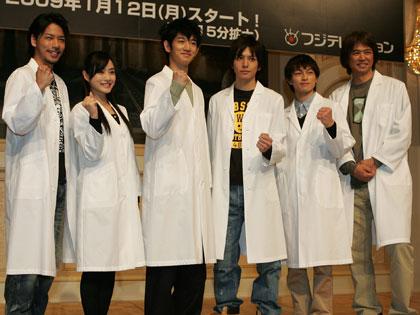 ドラマの成功を誓う（左から）佐藤智仁、石原さとみ、瑛太、生田斗真、遠藤雄弥、時任三郎
