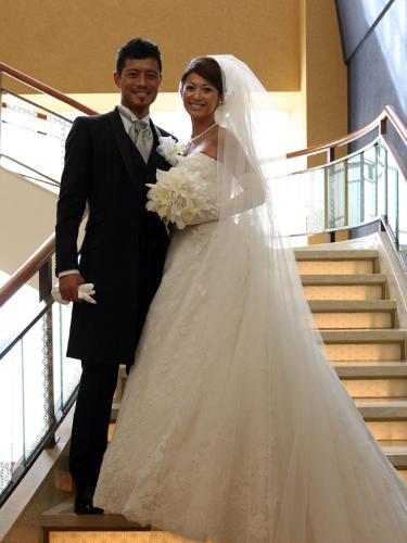 結婚式を挙げた鈴木啓太と畑野ひろ子は幸せそうな表情