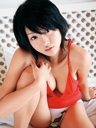 【画像・写真】無頓着なエロさ　ゆるゆる胸元に短すぎスコート