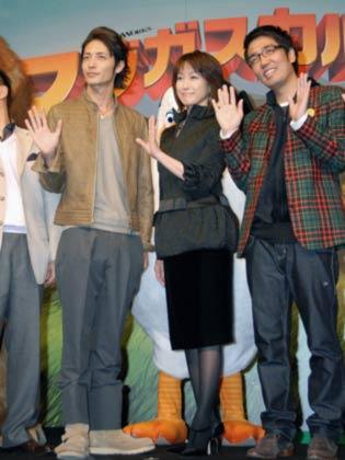 「マダガスカル２」日本語吹き替え版の記者会見に出席した（左から）玉木宏、高島礼子、小木博明ら