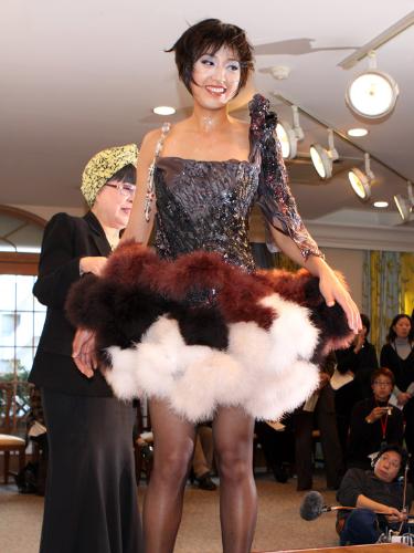 桂由美さん（左）がパリコレで発表するドレスを着て舞台で一回転する浅尾美和