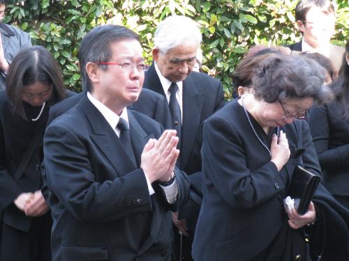 牟田悌三さんの告別式で出棺の際、手を合わせる宮脇健