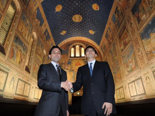 大塚国際美術館のスクロヴェーニ礼拝堂で健闘を誓い合う羽生善治王将（右）と深浦康市王位