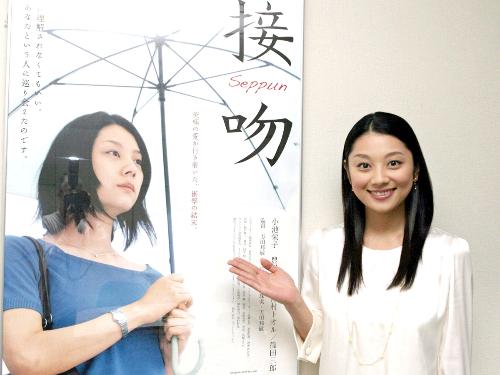 女優主演賞を受賞しポスター前で笑顔を見せる小池栄子