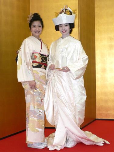金屏風前で白無垢姿を披露した三倉佳奈（右）と、うらやましそうな三倉茉奈