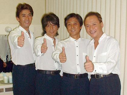 フォーリーブスのコンサート初日を迎え笑顔を見せるメンバー。右から２人目が青山さん