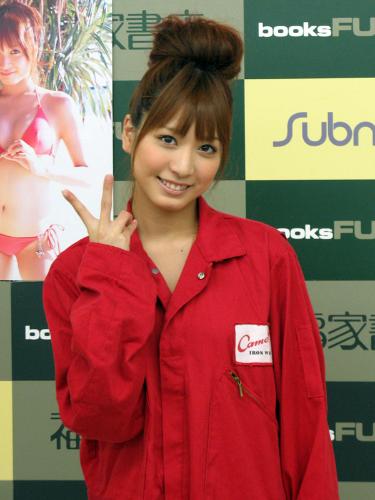 ファーストＤＶＤ「またまた勉強させていただきました！」の発売記念イベントに臨んだＡＫＢ４８・大島麻衣は、撮影で着用した赤いつなぎ姿で登場