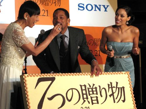 主演のウィル・スミスにプレゼントのチョコレートを食べさせる和田アキ子。右はヒロイン役のロザリオ・ドーソン