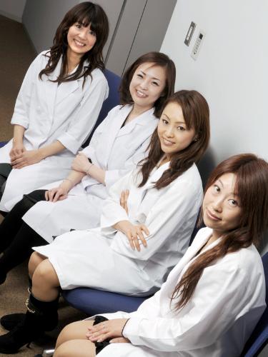 現役のビジュアル系女医たちによるユニット「ジョイ☆トータルクリニック」のメンバー。左上からＮＡＯ先生、菅谷奈美先生、黒田愛美先生、高木希奈先生