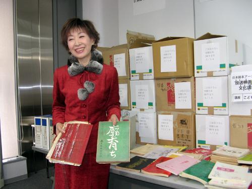 【画像・写真】三田佳子　８００冊＝８千万円相当の台本寄付