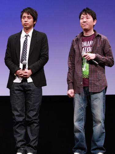 映画「ドラえもん」の試写会で舞台あいさつをしたチュートリアル徳井義実（左）、福田充徳