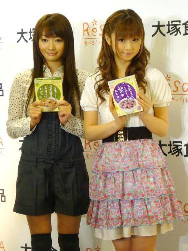 大塚食品「ＲｅＳＯＬＡ」のＰＲイベントに出席した眞鍋かをり（左）、小倉優子