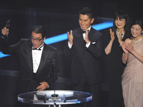 外国語映画賞受賞を喜ぶ「おくりびと」の(左から)滝田監督、本木、余、広末