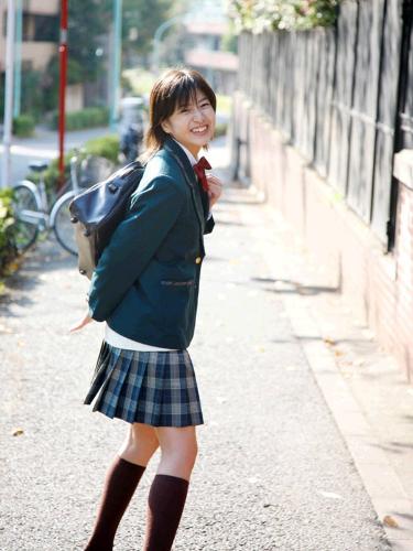 もうすぐ高校を卒業する南沢奈央は２６日発売の写真集 普通 と同じ制服姿でニッコリ スポニチ Sponichi Annex 芸能