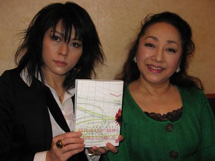 デビュー小説「DATASHIP」をアピールする岩崎リズ（左）。母親の冨士眞奈美（右）も大喜び
