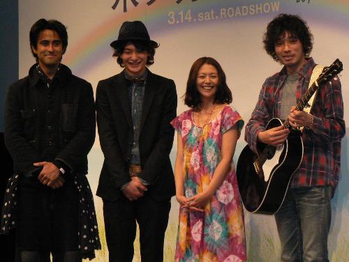 映画 ホノカアボーイ の試写会に出席した 左から 吉田玲雄氏 岡田将生 小泉今日子 斉藤和義 スポニチ Sponichi Annex 芸能