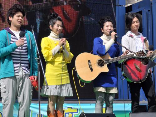 ＮＨＫ朝の連続テレビ小説「だんだん」の劇中バンド「シジミジル」として歌を披露した三倉茉奈（右から２人目）佳奈（左から２人目）